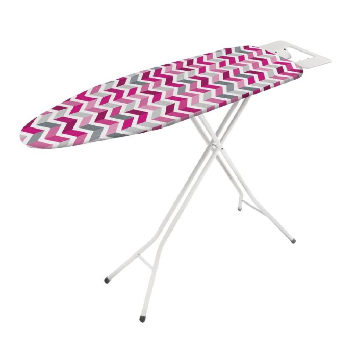 Strijkplank met roze, grijs en wit zigzagpatroon op de hoes, wit frame met gekruiste poten en een strijkijzerhouder .
