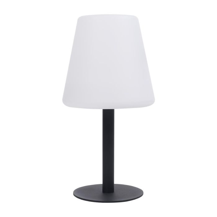 Tafellamp met conische matwitte kap op een slanke zwarte standaard en ronde zwarte voet, usb oplaadbaar.