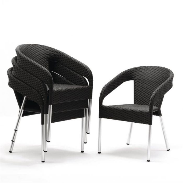 Stapelbare rotan stoelen.
