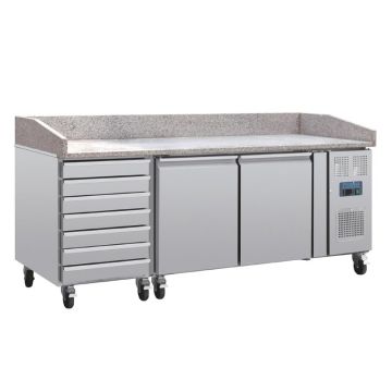 Pizzacounter met granieten blad en deegladen.