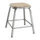 stalen-lage-kruk-met-houten-zitting