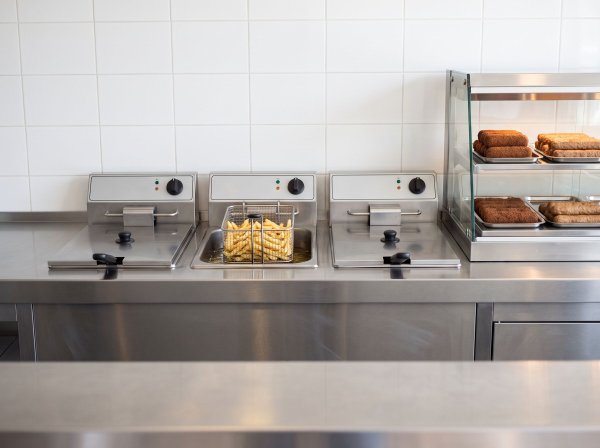 Snackbarkeuken met friteuses