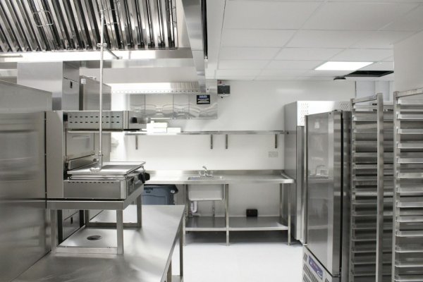 RVS koelkasten in een professionele keuken