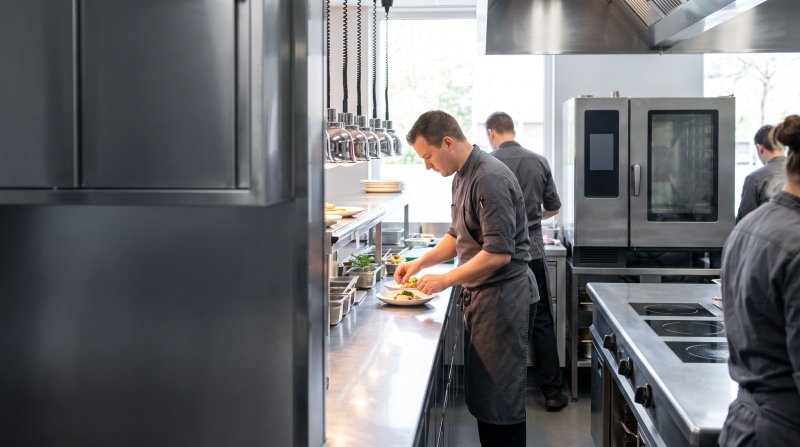Professionele keuken met koks aan het werk